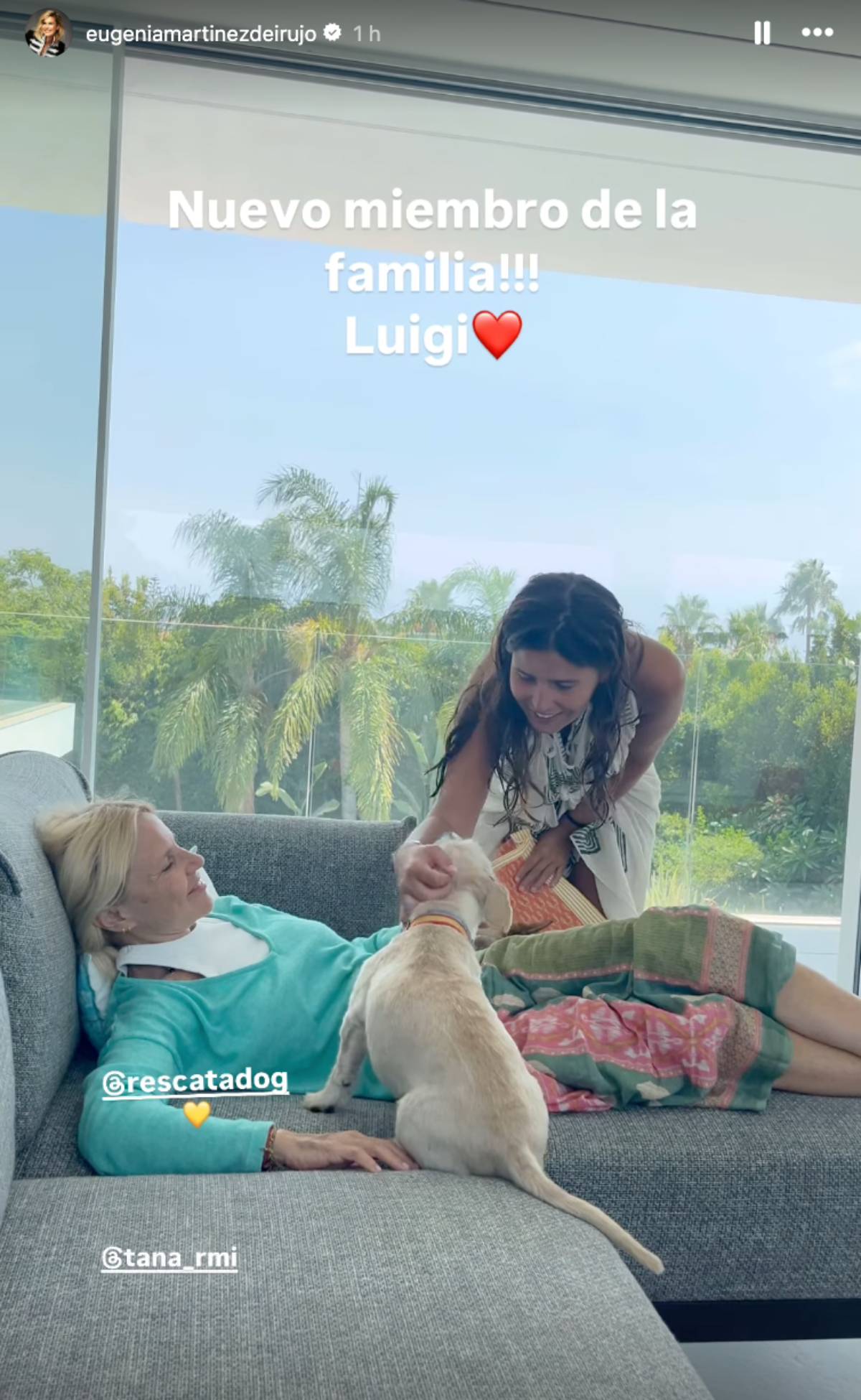 Madre e hija, Eugenia Martínez de Irujo y Tana Rivera, posan radiantes acariciando a Luigi. (Redes Sociales)