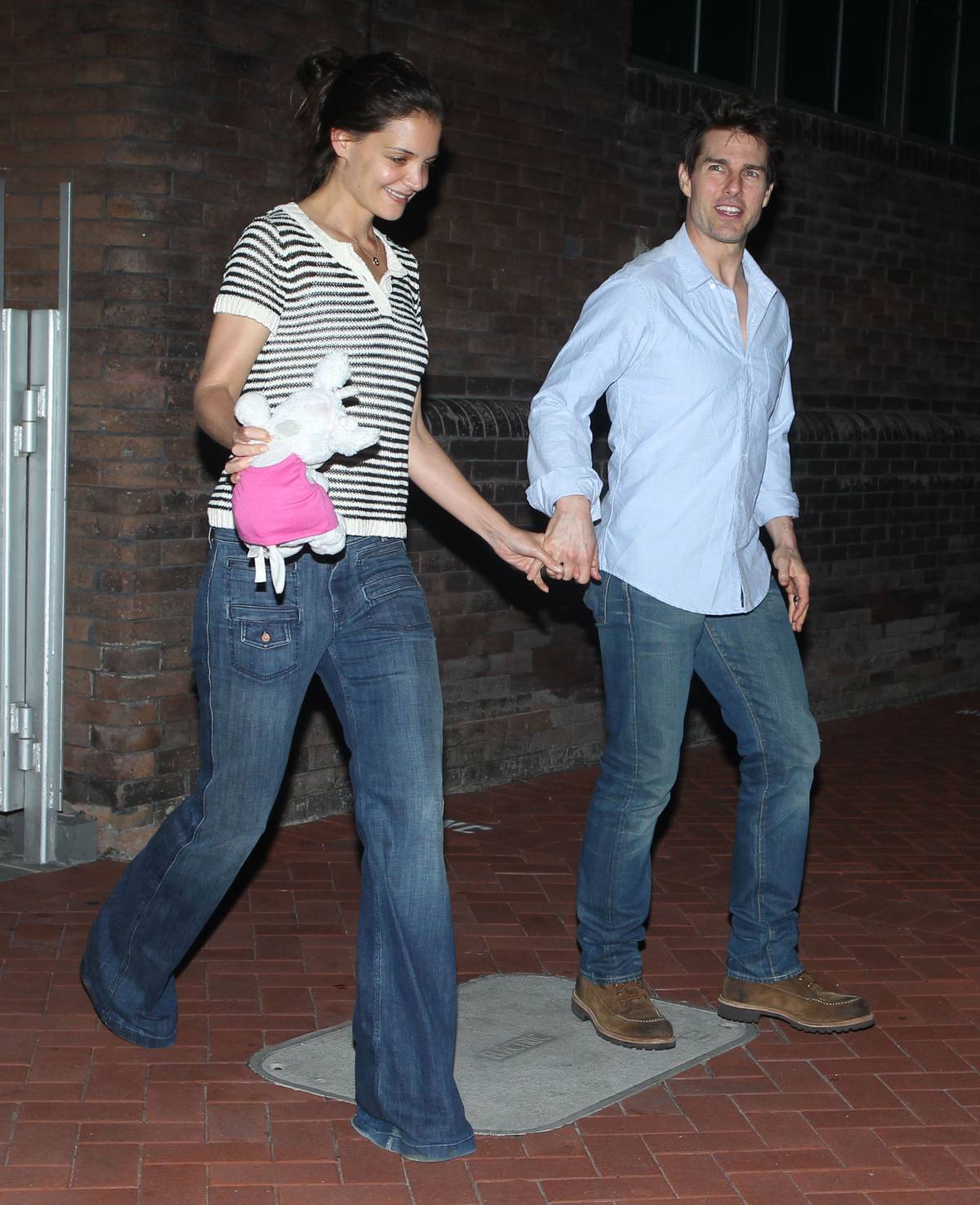 Tom Cruise paseando de la mano junto a Katie Holmes por Baton Rouge, Luisiana, en 2012. (Gtres)
