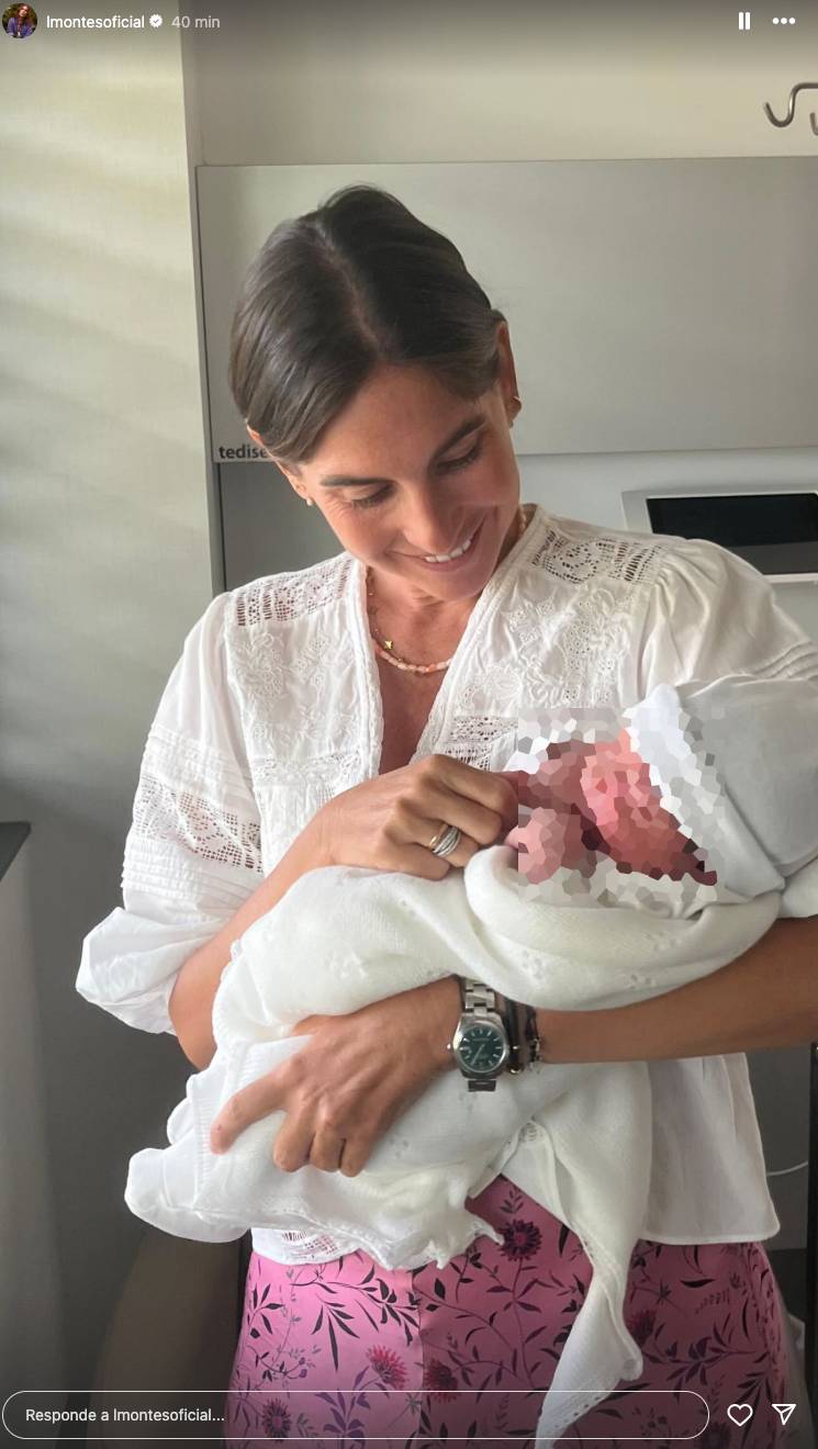 Lourdes Montes, mujer de Francisco Rivera, sujeta en brazos a su sobrino. (Redes Sociales)
