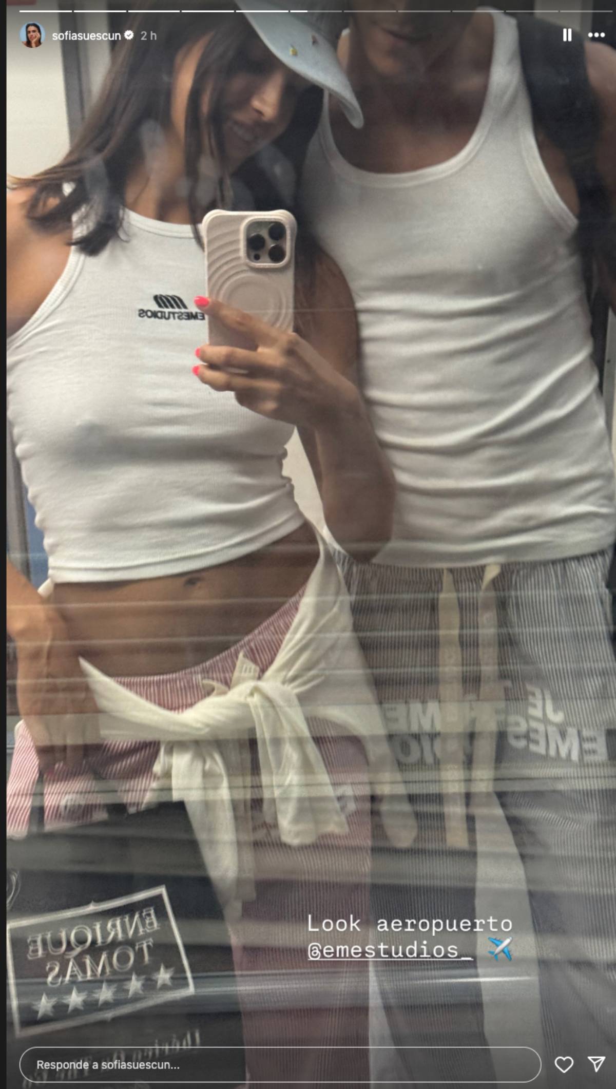 Sofía comparte la imagen en el aeropuerto de Madrid, junto a Kiko Jiménez. (Redes Sociales)
