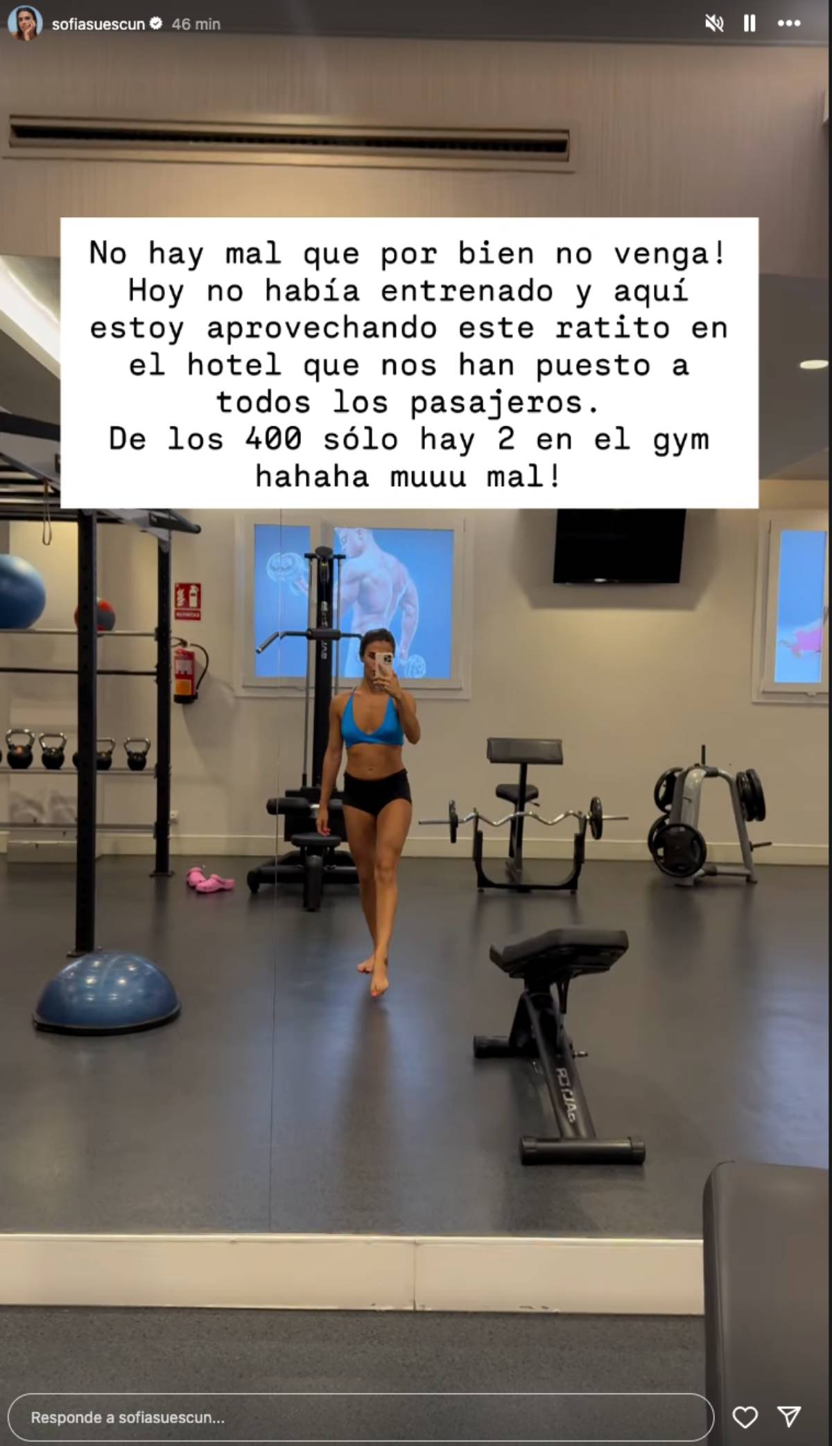 Ya alojada en el hotel que la aerolínea ofreció a los pasajeros afectados, Sofía aparece en el gimnasio. (Redes Sociales)
