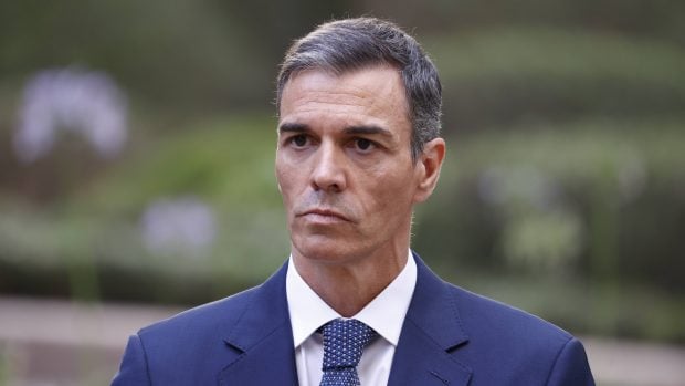 Pedro Sánchez aparece serio y con gesto rígido durante un acto oficial. (Gtres)