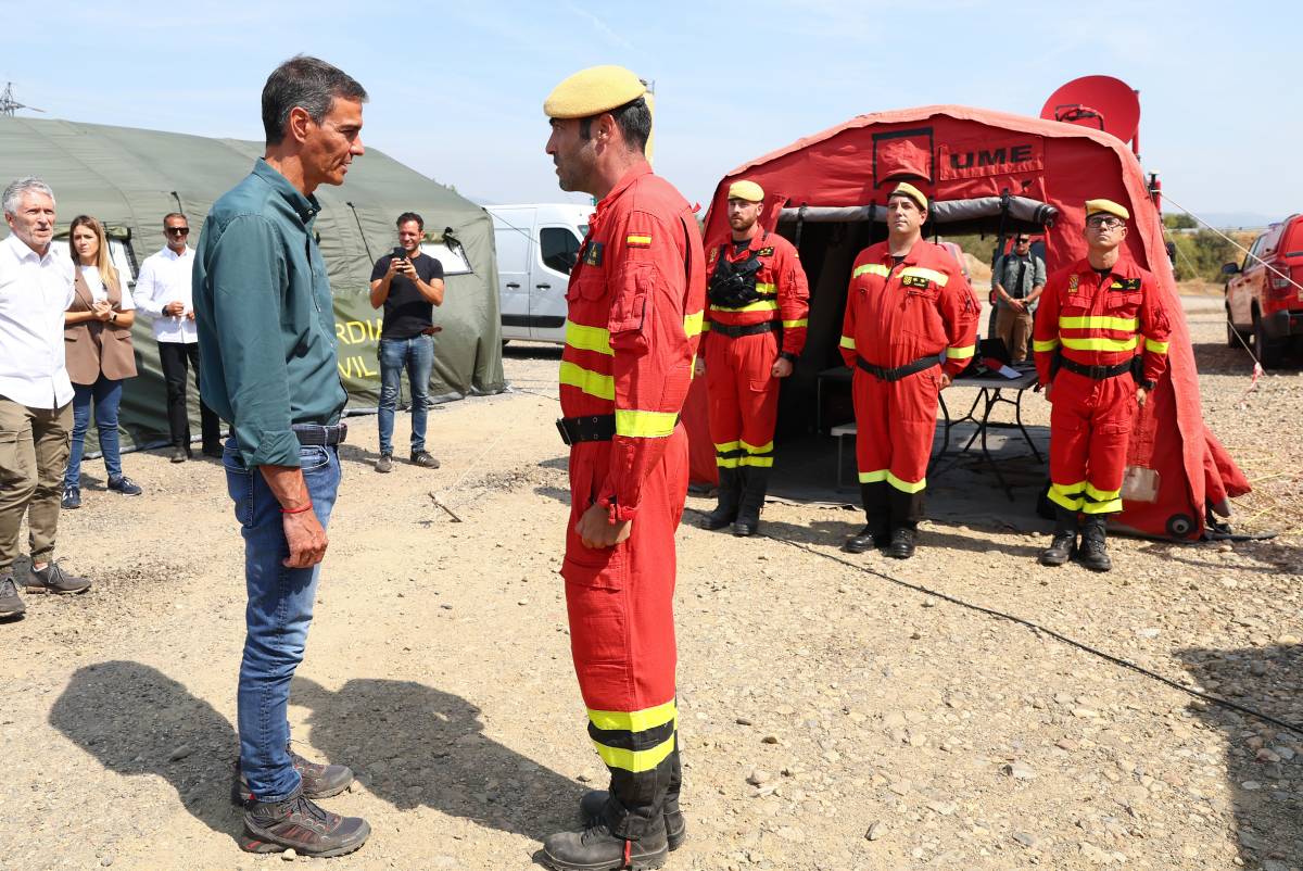 El presidente conversando con efectivos de la Unidad Militar de Emergencias en una zona afectada por incendios. (Gtres)