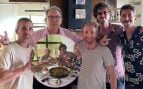 Pablo Motos en uno de sus restaurantes favoritos de Jávea junto a miembros de 'El Hormiguero'. (FOTOS: REDES SOCIALES)