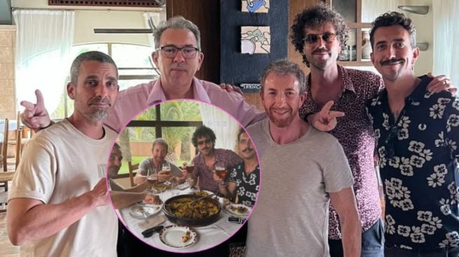 Pablo Motos en uno de sus restaurantes favoritos de Jávea junto a miembros de 'El Hormiguero'. (FOTOS: REDES SOCIALES)