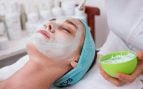 Adiós a gastar un dineral en cremas antiedad: el truco viral con Nivea y una cuchara para eliminar las arrugas