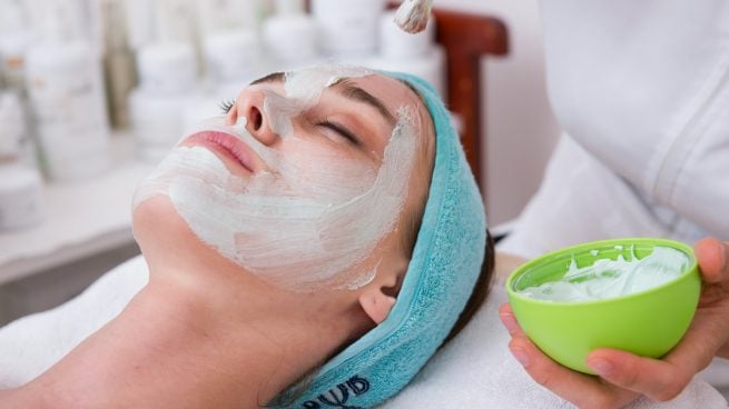 Adiós a gastar un dineral en cremas antiedad: el truco viral con Nivea y una cuchara para eliminar las arrugas