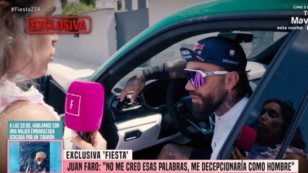 Juan Faro atendiendo a una reportera de 'Fiesta'. (Foto: Telecinco)
