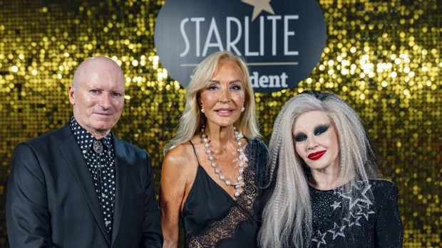 Carmen Lomana junto a Nacho Canut y Alaska en Starlite. (Foto: Gtres)