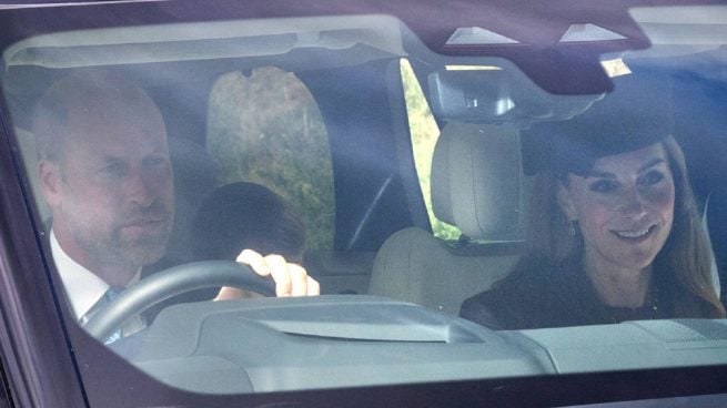 Kate Middleton y el príncipe Guillermo en un coche. (Foto: Gtres)