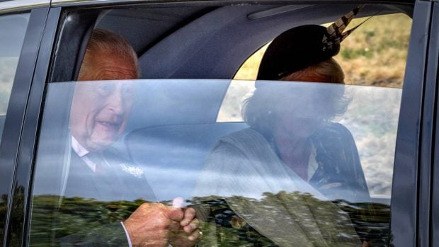 Carlos III y la Reina Camila en el coche. (Foto: Gtres)