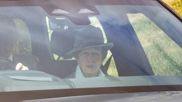 La princesa Ana en el coche. (Foto: Gtres)