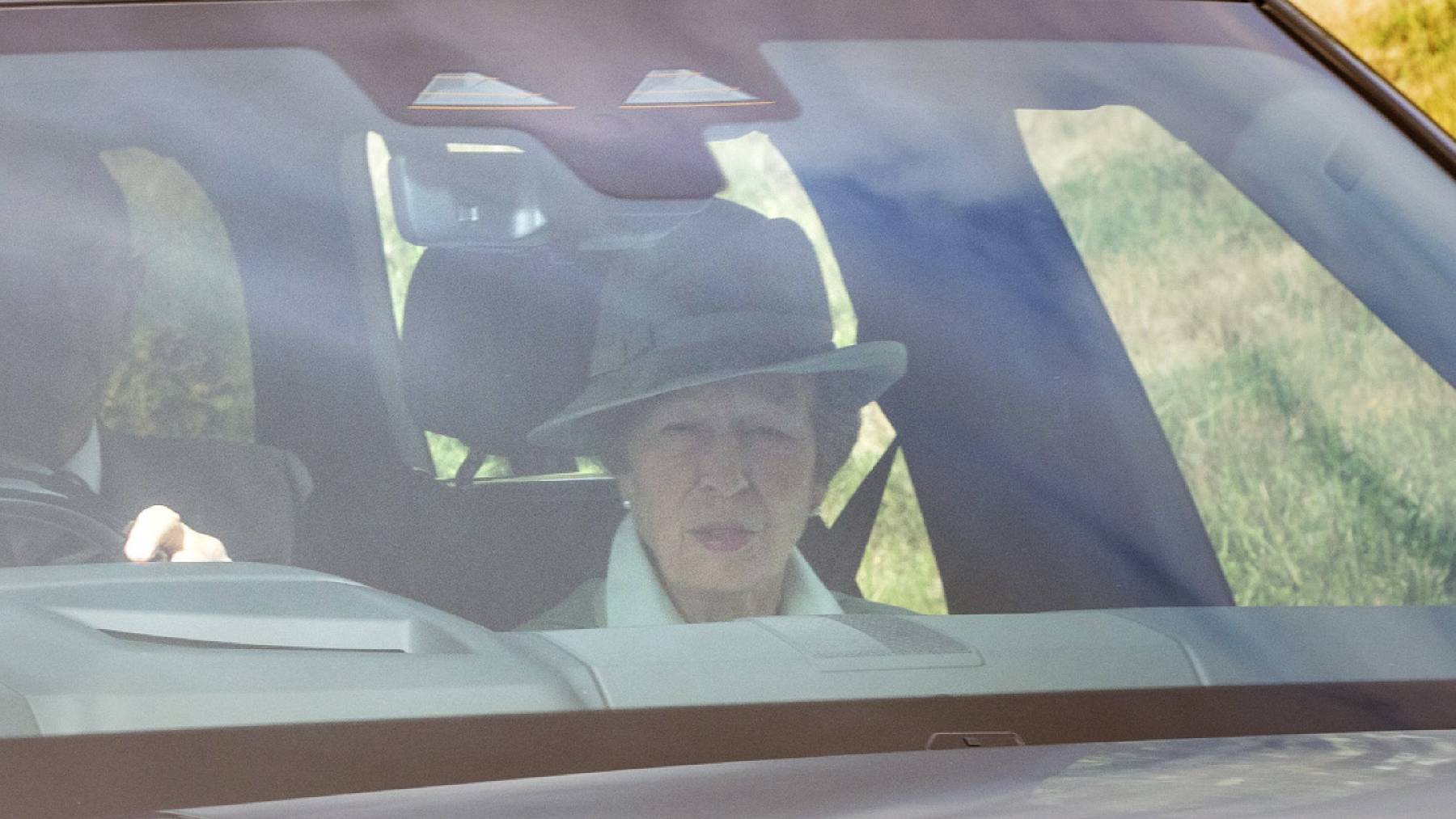 La princesa Ana en el coche. (Foto: Gtres)