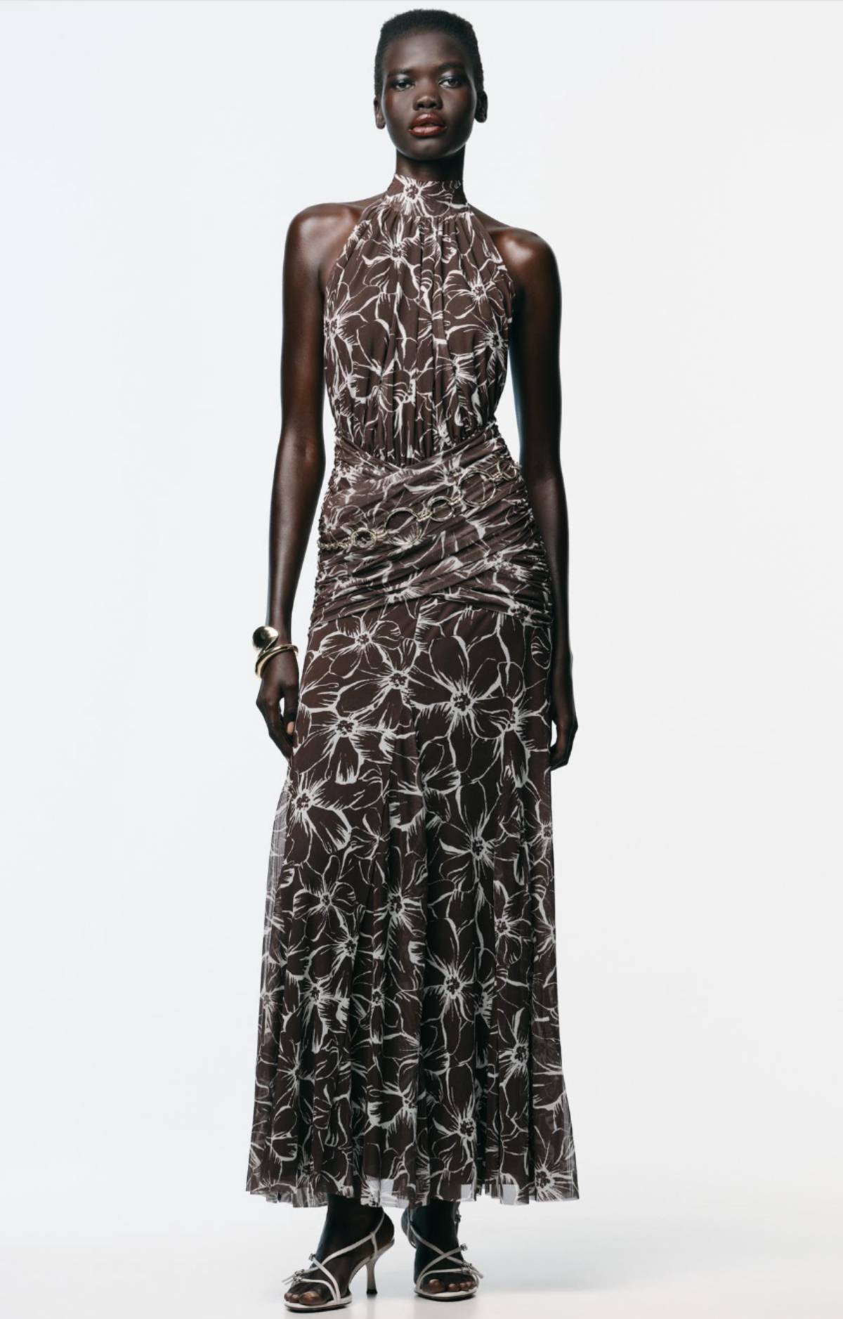 Vestido largo de espalda descubierta. (Zara)
