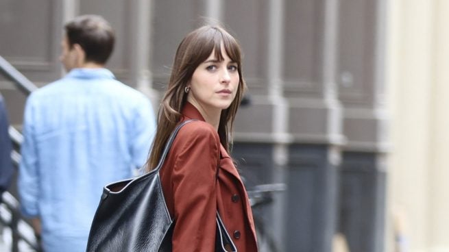 Tras el collar de Bárbara Goenaga, Dakota Johnson se rinde al bolso español perfecto para el otoño