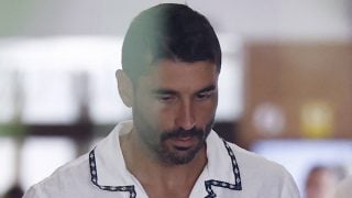Álex García en el tanatorio de La Paz tras despedir a Verónica Echegui. (Foto: Gtres)