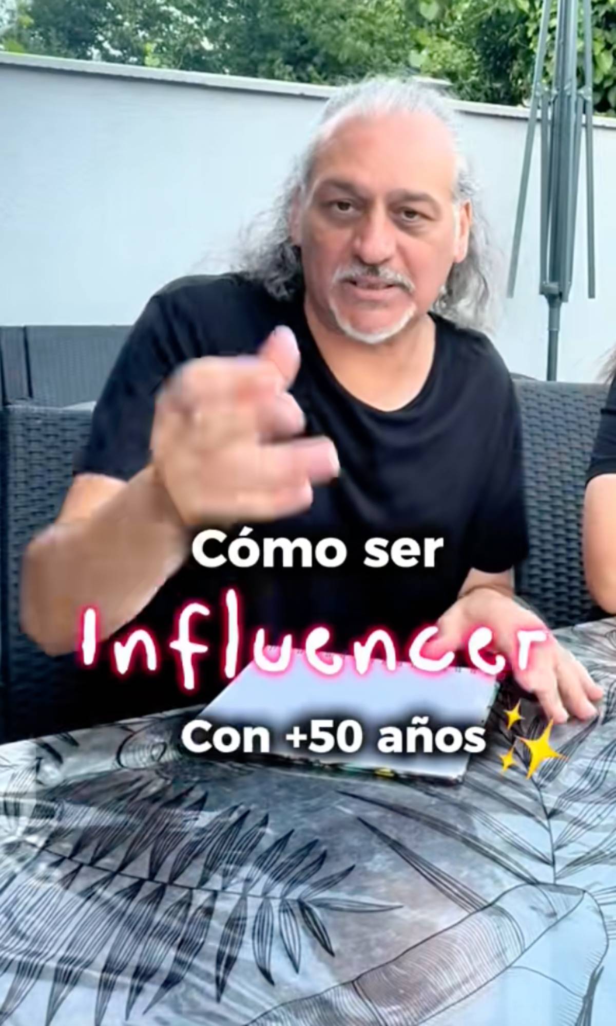 El texto del vídeo sobreimpreso dice: “Cómo ser influencer con +50 años”.