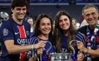 Luis Enrique junto a su mujer y sus hijos. (FOTO: GTRES)
