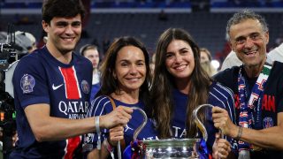 Luis Enrique junto a su mujer y sus hijos. (FOTO: GTRES)