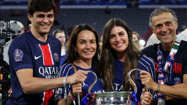 Luis Enrique junto a su mujer y sus hijos. (FOTO: GTRES)
