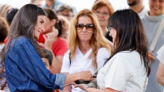 La Reina Letizia en Rebollar, Extremadura. (Foto: Gtres)