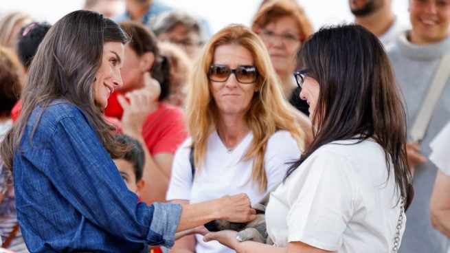 La Reina Letizia se derrite con un cachorro en su visita a Rebollar