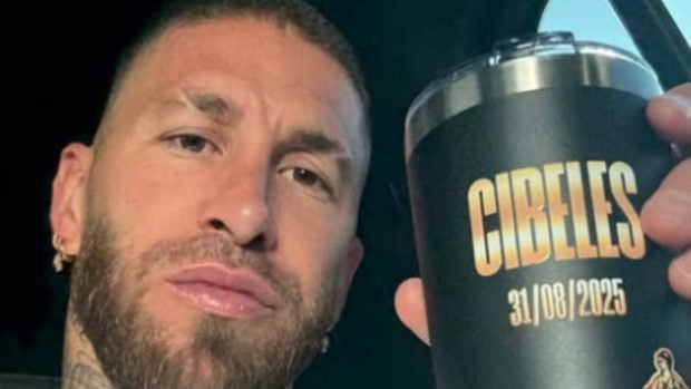 Sergio Ramos con merchandising de su nuevo proyecto. (Foto: Redes sociales)