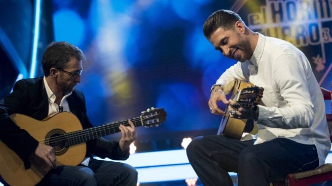 Sergio Ramos y Pablo Motos tocando la guitarra en una imagen de archivo de 'El hormiguero'. (Foto: Gtres)