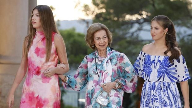 La Reina Sofía y sus nietas, la infanta Sofía y la princesa Leonor. (Foto: Gtres)
