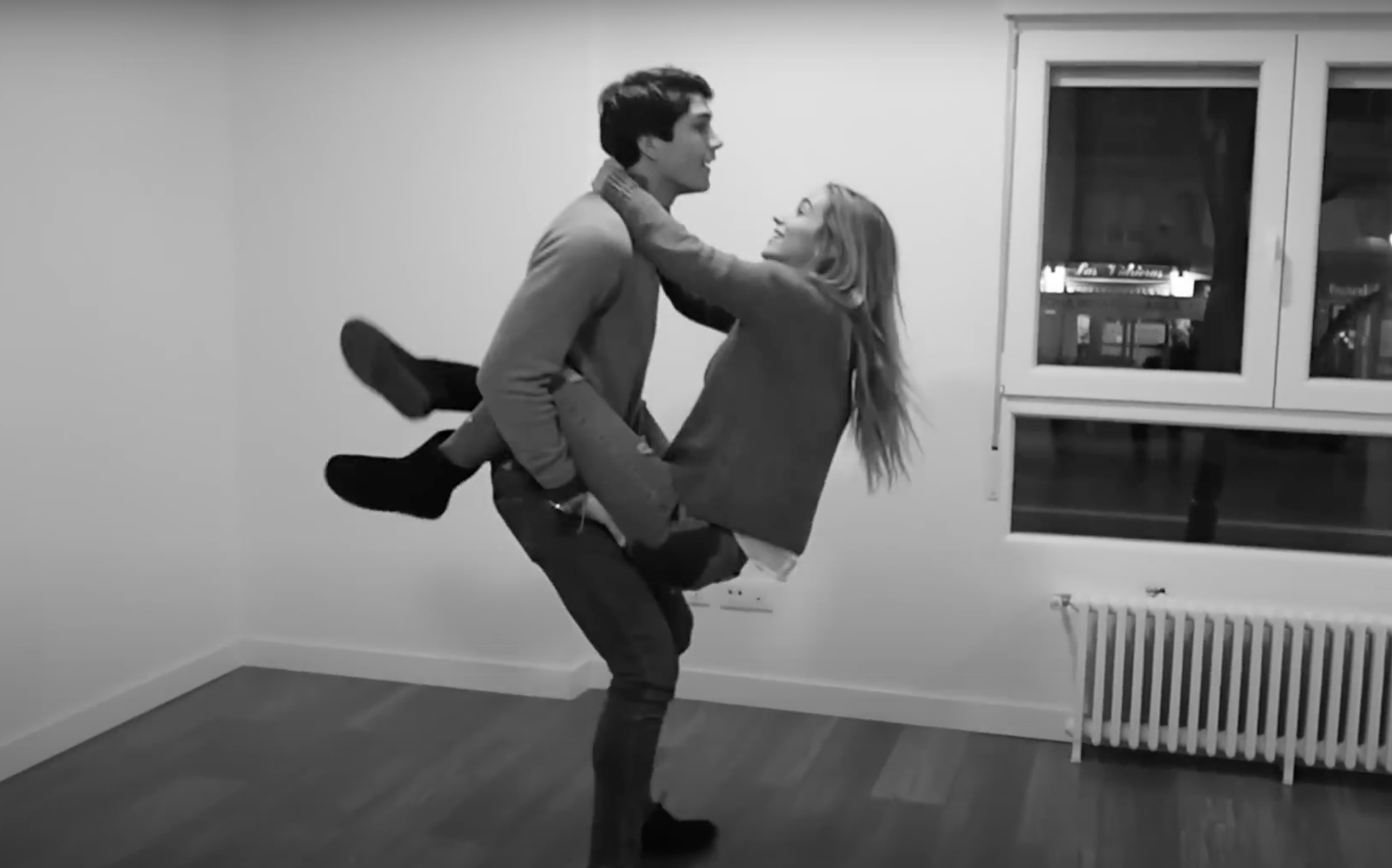 Captura de María Pombo y Pablo Castellano en el vídeo de su primera casa. (Foto: Youtube)