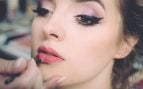 Ni lápiz ni eyeliner: el sencillo truco de una maquilladora para realzar tu mirada a partir de los 40