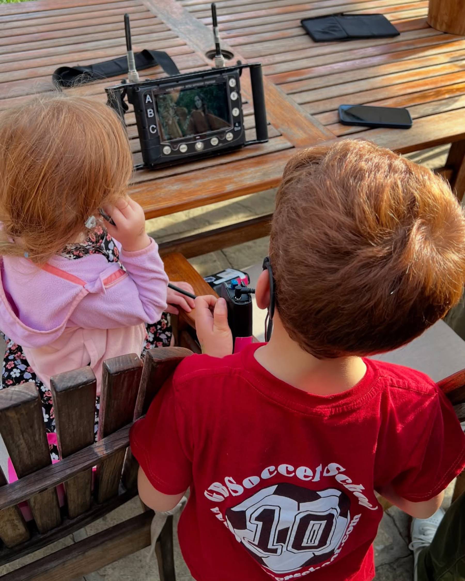 Los hijos de Meghan Markle y el príncipe Harry durante una grabación. (Foto: RRSS)