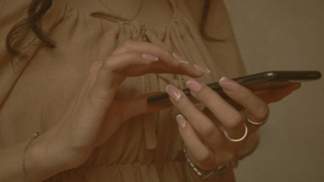 Soy esteticista y este es el color de uñas que llevan las mujeres más elegantes con el que vas a triunfar este otoño