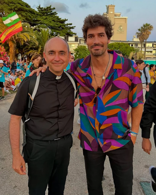 Pablo Garna junto a un sacerdote. (FOTO: REDES SOCIALES)