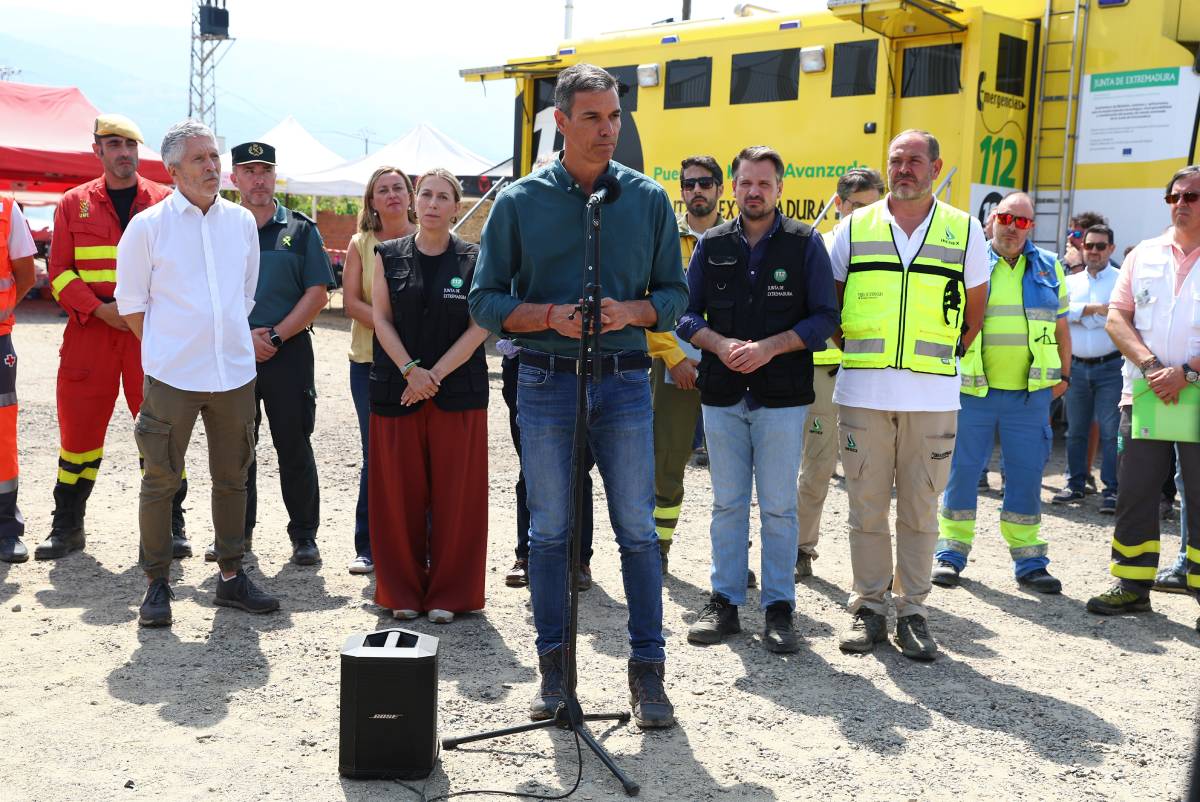 Pedro Sánchez en primera línea, acompañado de responsables de emergencias y autoridades. (Gtres)
