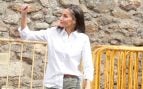 Letizia en exterior, saludando con gesto de la mano levantada. (Gtres)