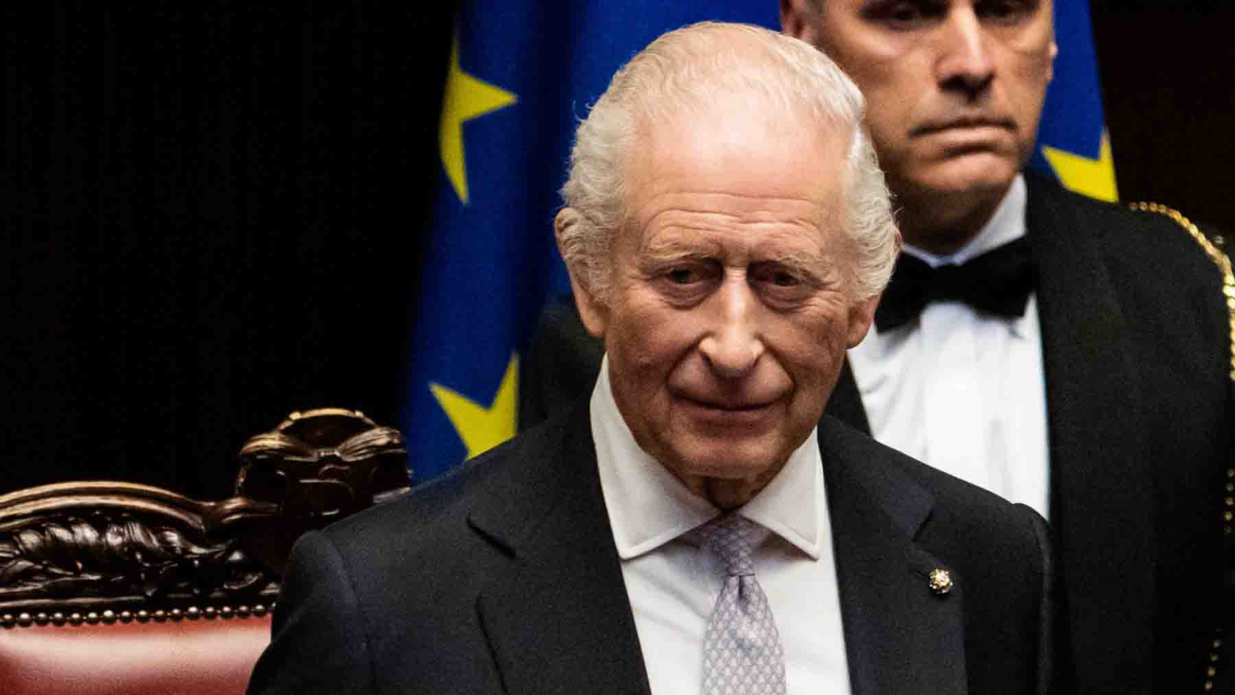 El aniversario más triste de Carlos III llega marcado por un incómodo regreso