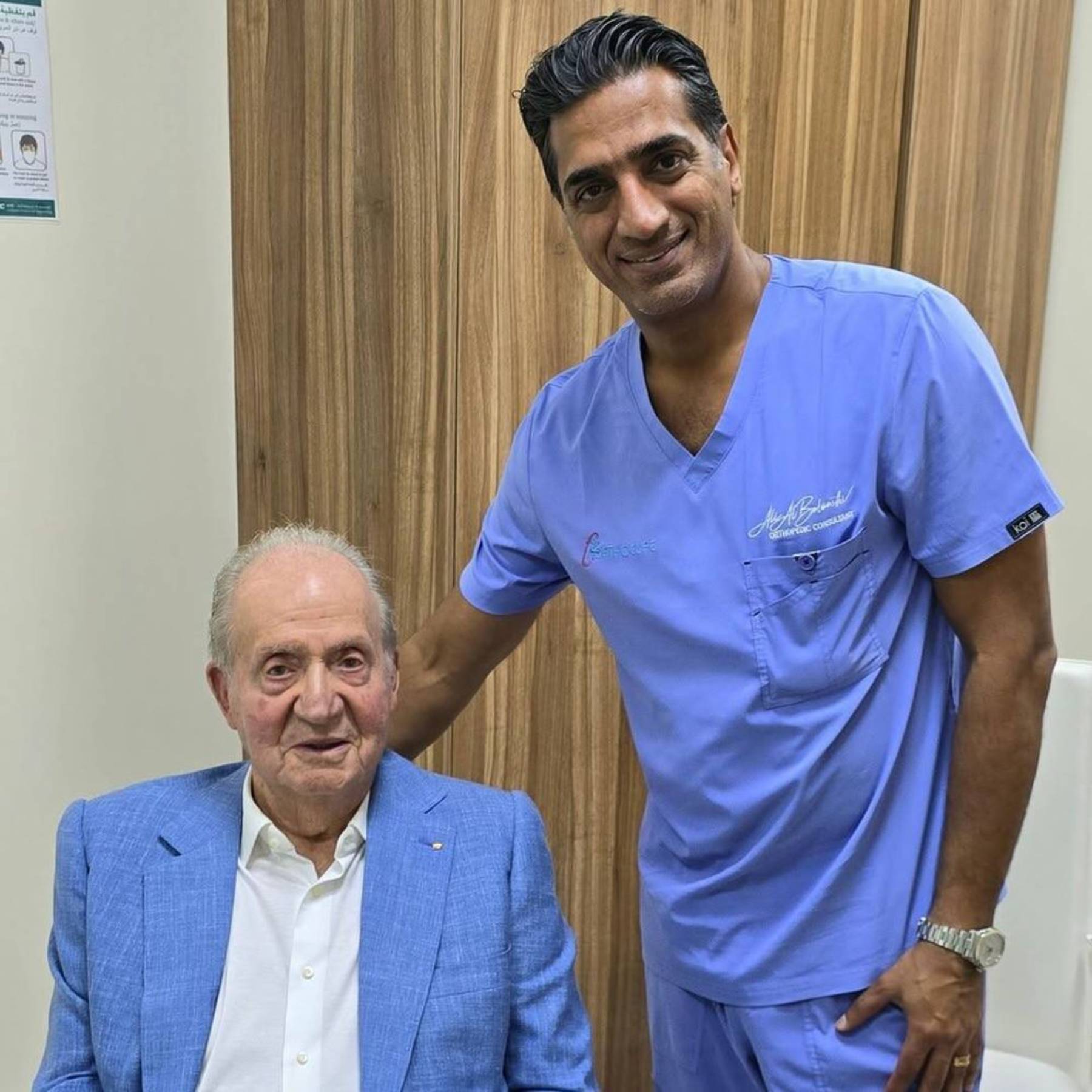 El rey Juan Carlos I y el dr. Ali Al Belooshi en una consulta. (Foto: RRSS)