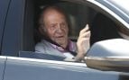 Juan Carlos I en el interior de un coche. (Foto: Gtres)
