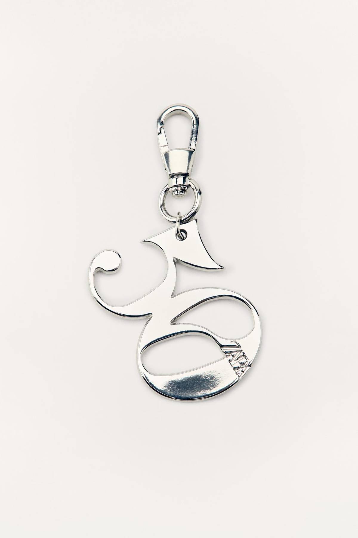 Charm de letra plateada decorativa. Zara