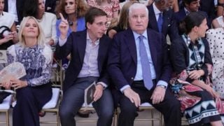 Almeida y Teresa Urquijo, en el ‘front row’ del desfile junto al duque de Alba y Eugenia Martínez de Irujo. (FOTOS: REDES SOCIALES)