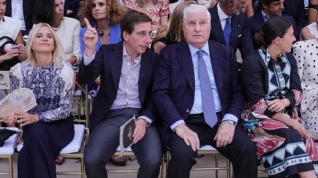 Almeida y Teresa Urquijo, en el 'front row' del desfile junto al duque de Alba y Eugenia Martínez de Irujo. (FOTOS: REDES SOCIALES)