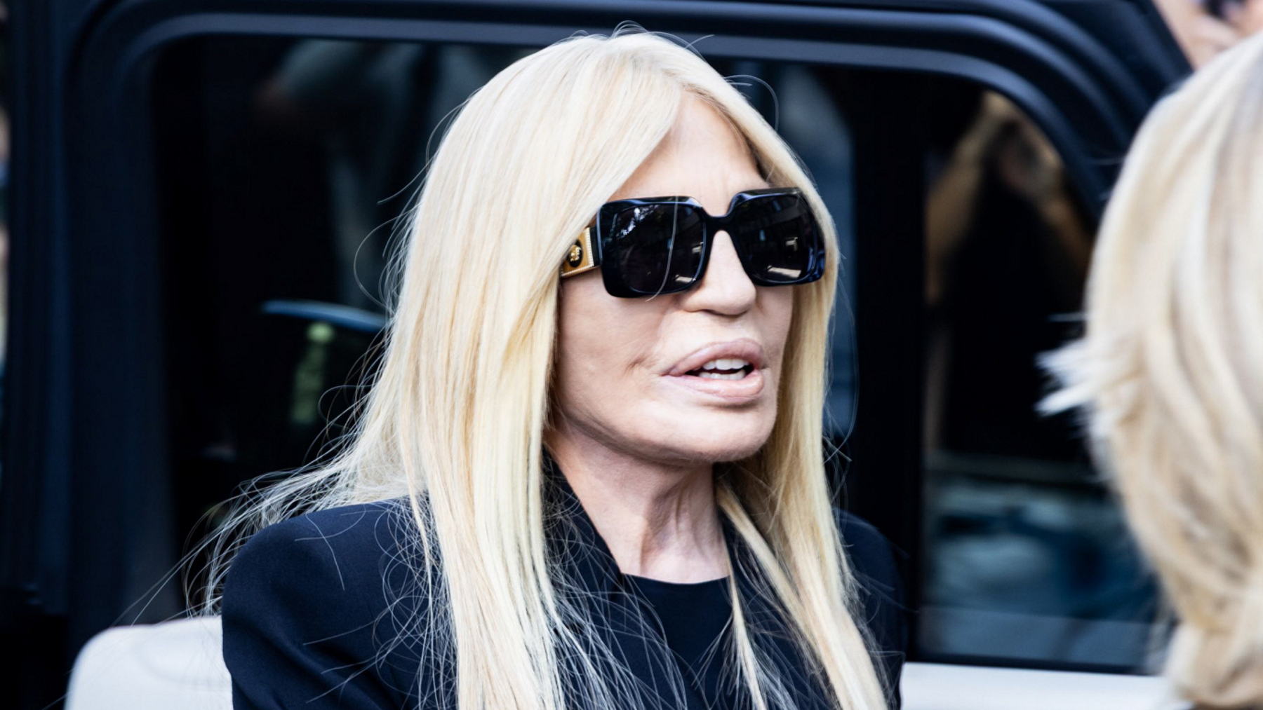 La aparición de Donatella Versace durante la capilla ardiente de Giorgio Armani
