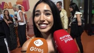 Carla Flila atendiendo a los medios en el FesTVal de Vitoria. (Foto: Gtres)
