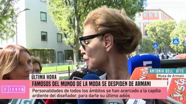 Antonia Dell'Atte en el velatorio de Giorgio Armani. (Foto: Telecinco)
