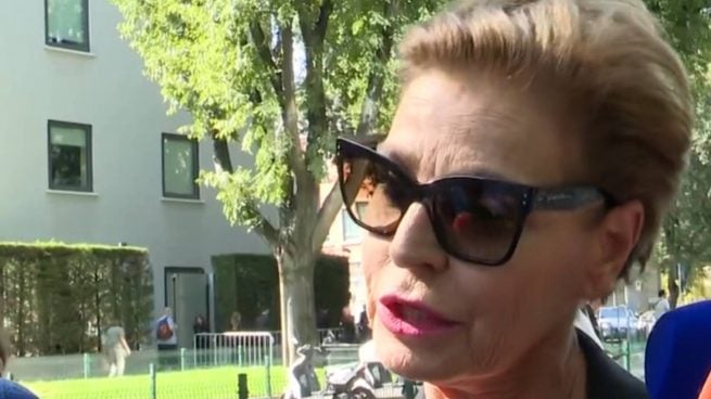 Antonia Dell'Atte le dedica unas palabras a Giorgio Armani. (Foto: Telecinco)
