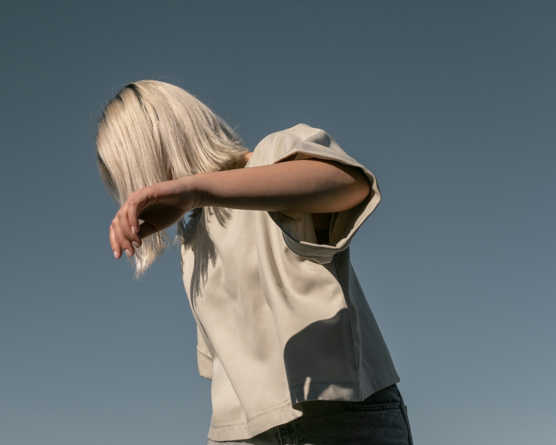 El pantalón de Punto Roma que arrasa entre las mujeres de 50: no hace bolsas y sienta como un guante