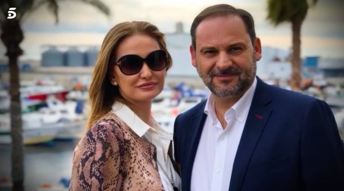 Carolina Perles junto a José Luis Ábalos, cuando aún eran marido y mujer, en una imagen perteneciente a su álbum personal. (Telecinco)