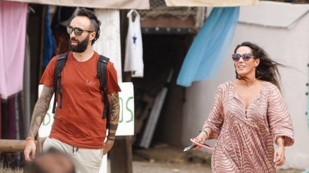 Malú y su nuevo novio por las playas de Algeciras. (Foto: Gtres)