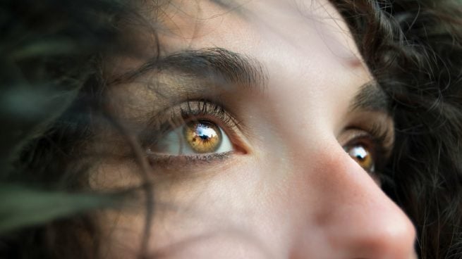 Adiós a los ojos caídos: el sencillo truco de una maquilladora para levantar y rejuvenecer la mirada al instante
